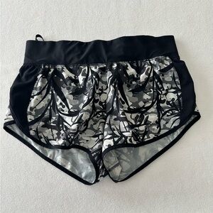 Under Armour Shorts Women's Medium Speed Pocket Running Black Camo Style 1366597